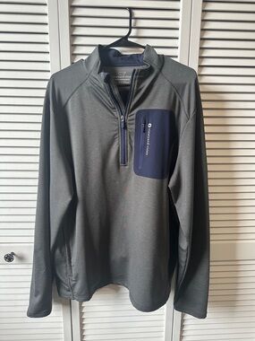 Vineyard Vines Men’s Gray Quarter-Zip Pullover with Navy Pocket